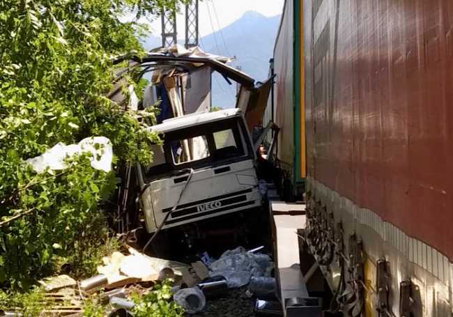 3F40CAA6 0C37 49AD B084 4CFD28F569CD