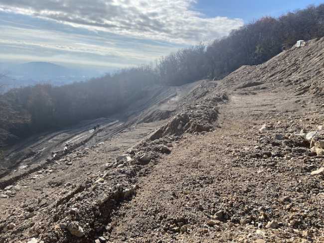 La cava al confine tra Italia e Svizzera dove i contrabbandieri abbandonarono i Segre copia