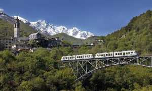 Spettacolare passaggio della Vigezzina Centovalli a Intragna