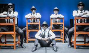 The Black Blues Brothers Posa con sedie