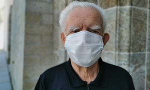 anziano covid mascherina
