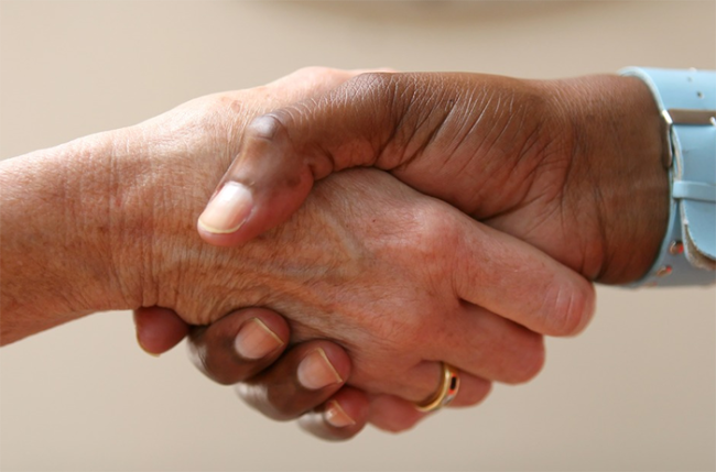 contratto stretta mani