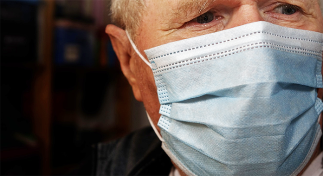 covid anziano maschera sguardo