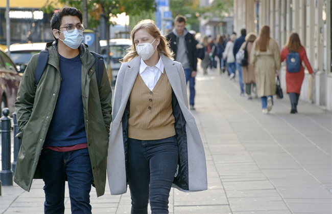 covid marciapiede gente