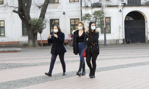 covid piazza mascherina gente