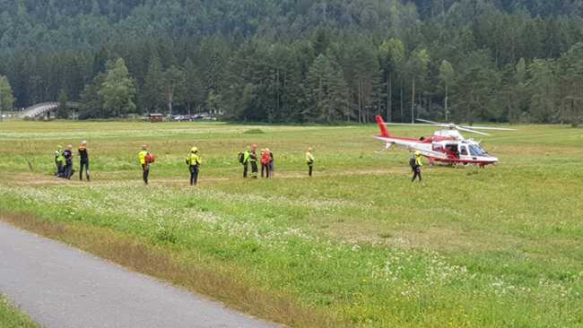elicottero a terra prato uomini vigezzo