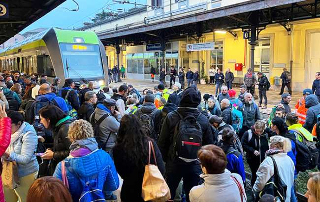 frontalieri stazione protesta binari domo