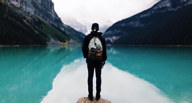 lago montagna inverno persona