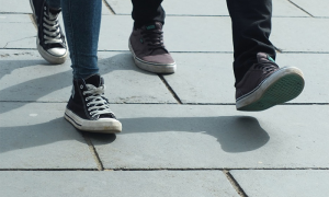 marciapide gente scarpe