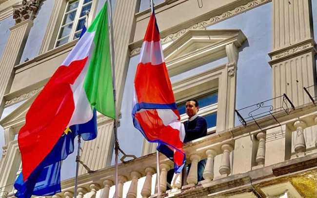 pizzi bandiera balcone