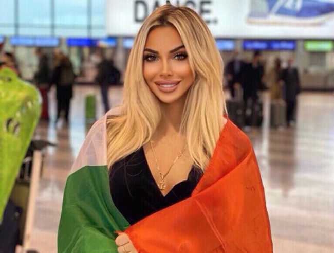 selena russo bandiera aeroporto