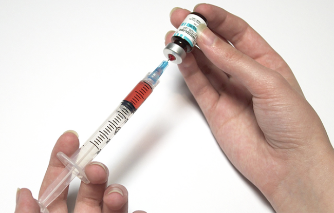 siringa due mani covid