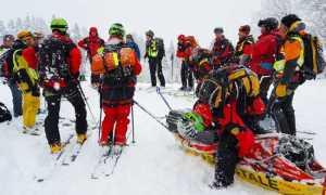 soccorso alpino neve uomini