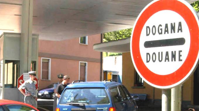 In dogana con 178 banconote da 500 euro, russo nei guai