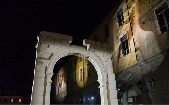Cinquanta mila persone hanno visitato l’arco di Palmira che resta  in città per altri due mesi