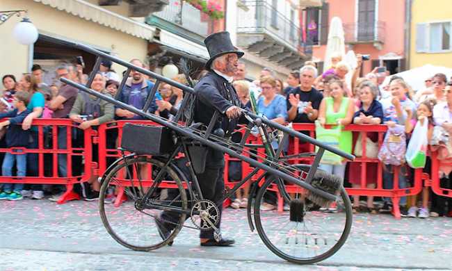 spazzacamino sfilata bicicletta
