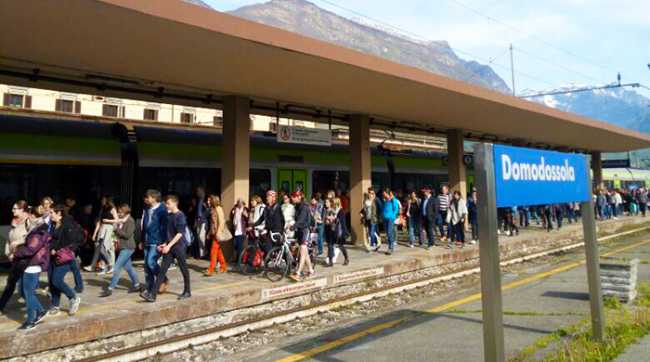 stazione domodossola gente binari