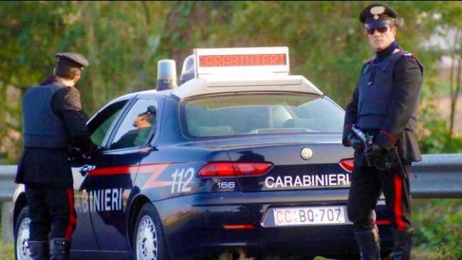 carabinieri auto agenti piedi