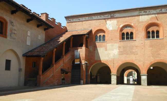 novara cortile broletto 