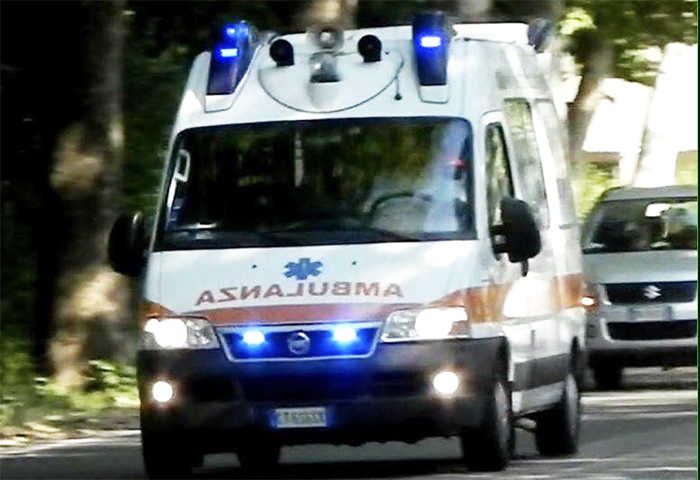 Donna investita da un'auto