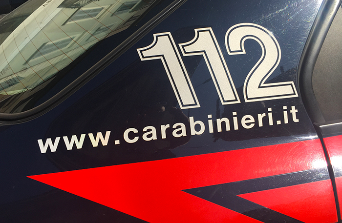 Carabiniere fuori servizio soccorre un'anziana che fugge dall'appartamento in fiamme 
