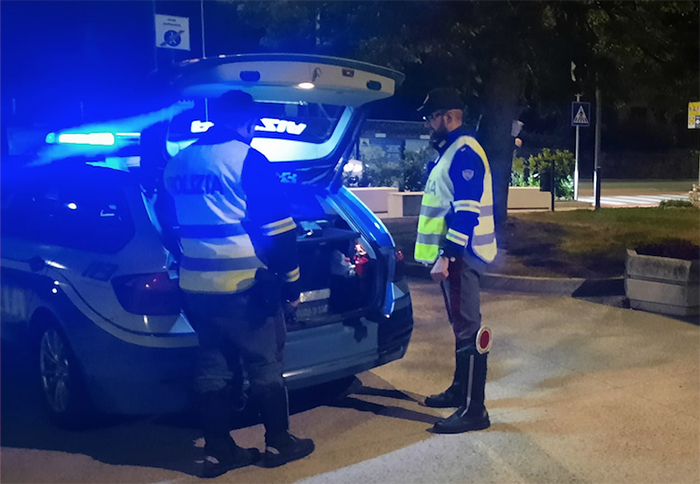 Vco: la polizia stradale controlla 71 auto: via 4 patenti per alcool
