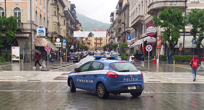 Atteggiamento sospetto nell'atrio della stazione, fermato. Aveva dell'hashish