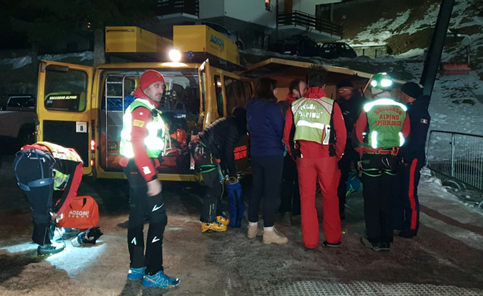 Snowboarder disperso, interviene il soccorso alpino. Lo trovano sul lago ghiacciato che faceva kaitsurf con la luna piena