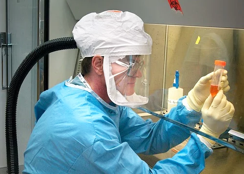 scienziato maschera analisi