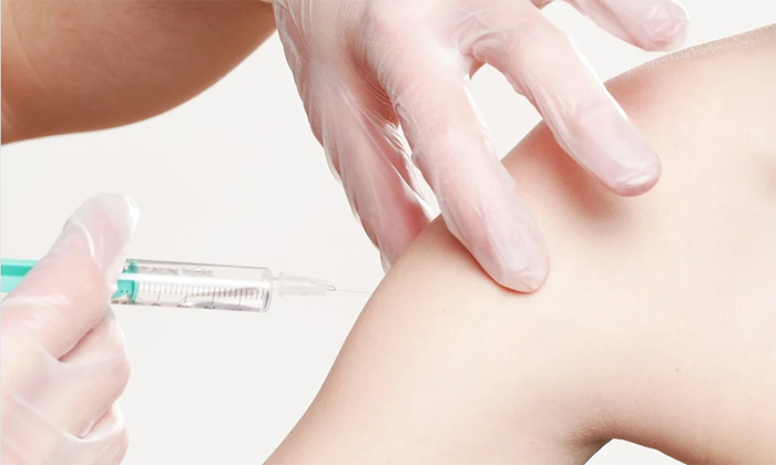 Professori e forze dell'ordine del Vco vaccinati col lotto sospeso di Astrazeneca. Nessuna reazione significativa