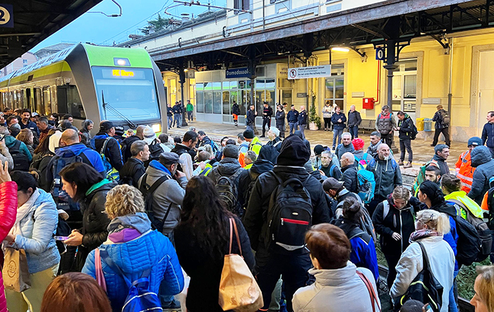 "1100 frontalieri per 400 posti sul treno". Dopo le proteste sui binari Borghi scrive all’Ambasciatrice 