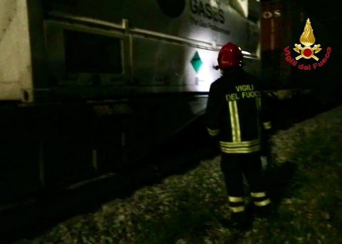 Carro cisterna perde gas in stazione: traffico ferroviario bloccato cinque ore