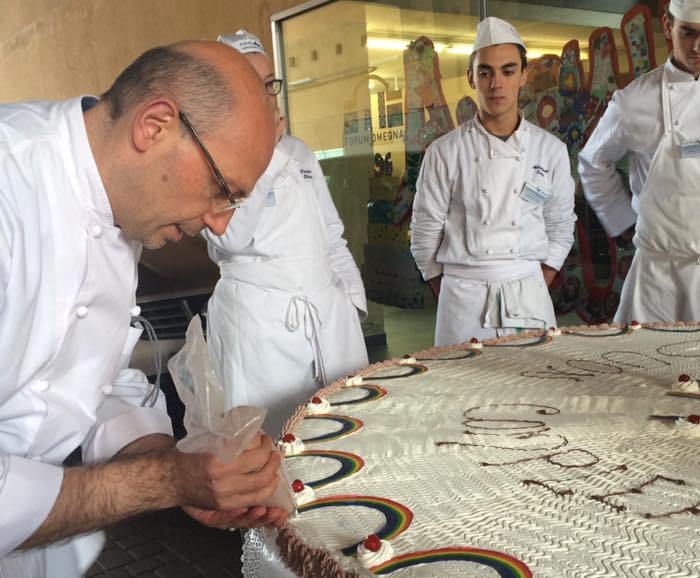 Anche la torta nuziale è speciale: luci e video si proiettano su panna e fragole 