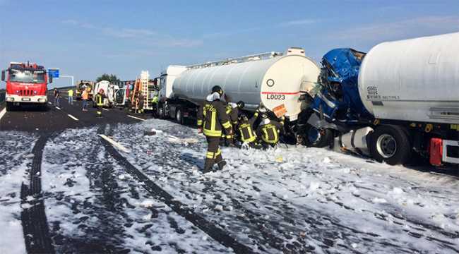incidente autostrada autobotti schiuma